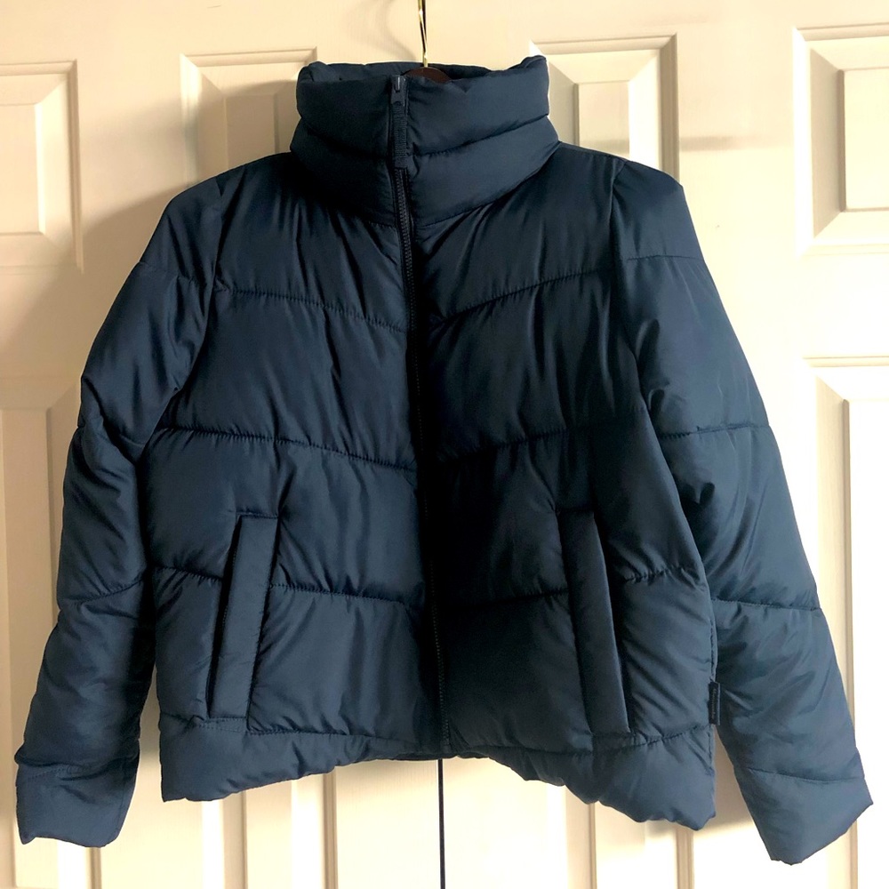 Abercrombie cropped puffer like new condition. Rich navy & gray lining.  Size M